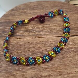 Flower wreath delicate daisies vintage 1960s bracelet seed beaded B0203